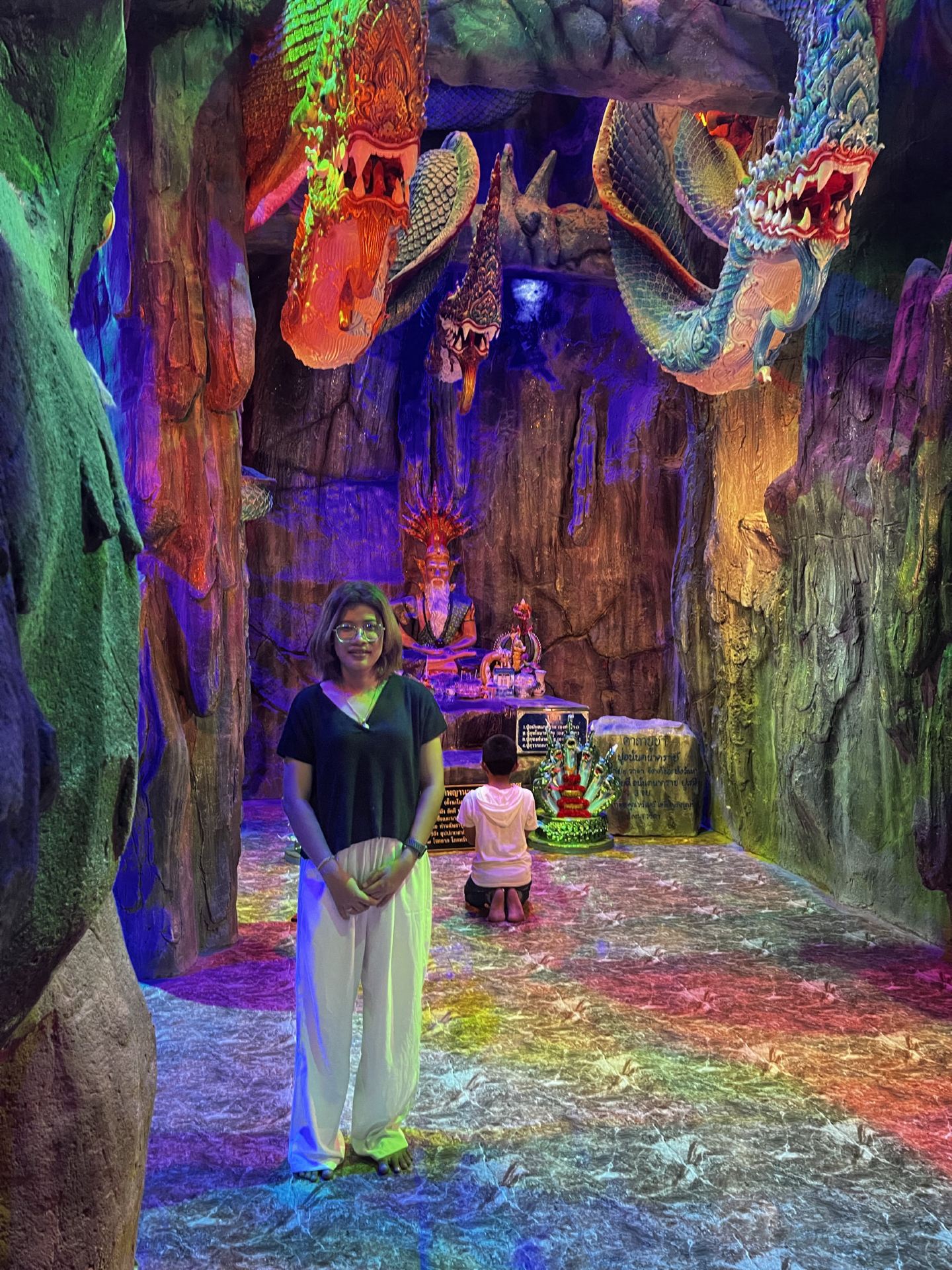 For those who believe in mystical powers, don't miss Wat Kaeng Khoi in Saraburi province. This ancient temple is located on the banks of the Pa Sak River, and offers a spectacular view of the Naga Cave, an underwater city. 🐉✨