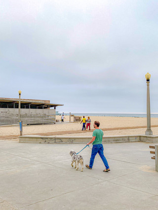 Santa Monica, where you can relax, have fun, and shop🩶