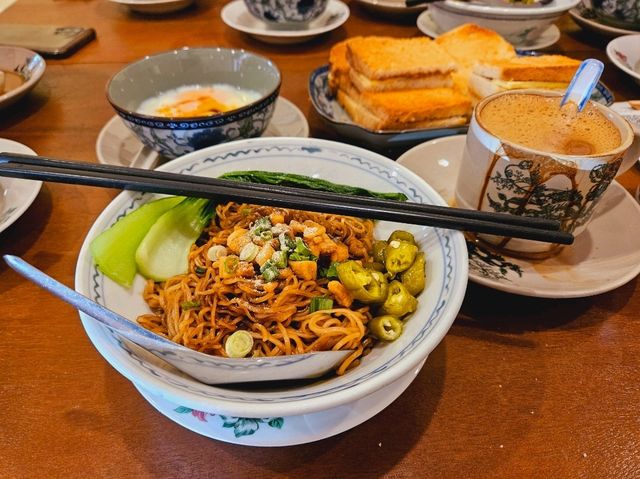 A traditional White Coffee breakfast at Dong Tai Kopitiam