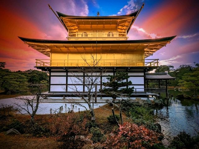 金閣寺：✨  閃耀古都的金色夢幻，京都必訪的歷史瑰寶！