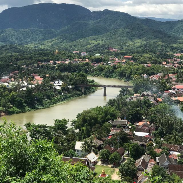 Luang Prabang: Spiritual Serenity 🌅🏞️