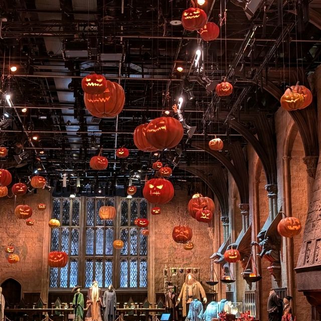 🎃 魔法世界的萬聖節！哈利波特影城宴會廳的夢幻南瓜燈海✨