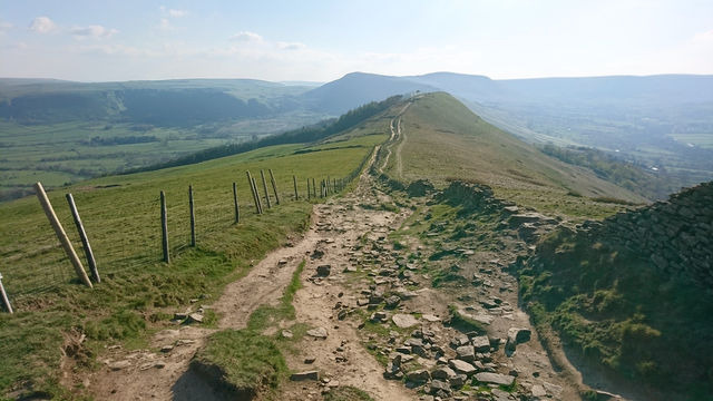Exploring Peak District: A Hike Around Castleton’s Majestic Hills 🏞️✨