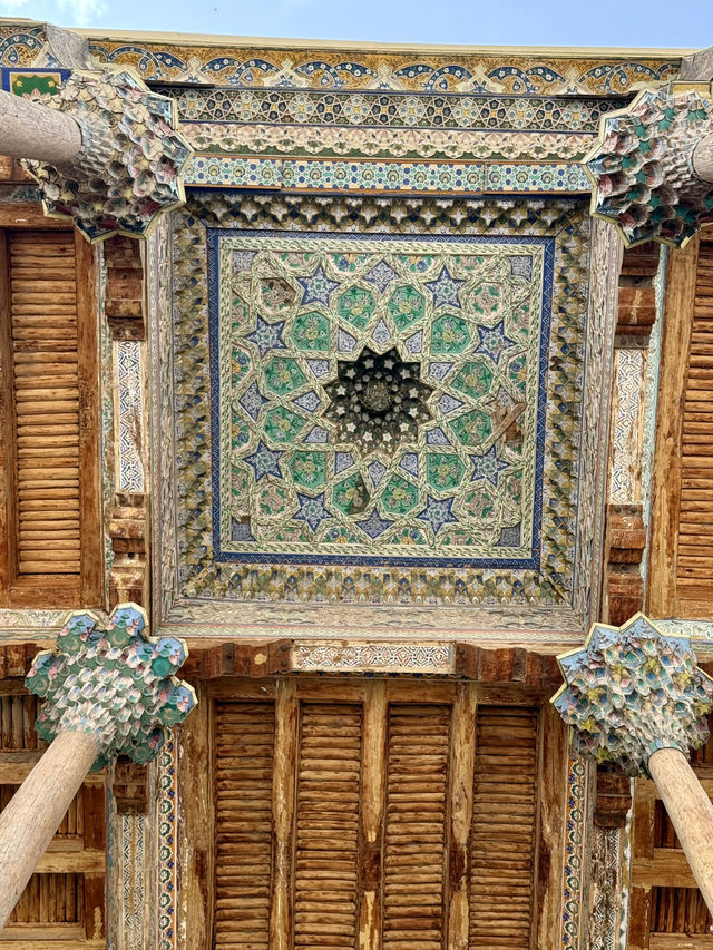 Spring Visit to Bolo Hauz Mosque – A Reflection of Beauty 