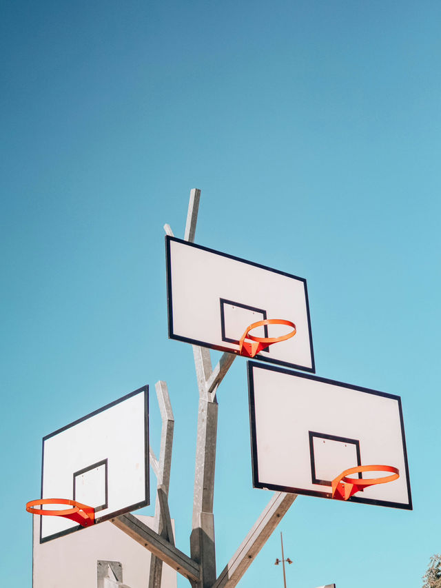Hoops Under Open Skies: America’s Basketball Spirit 🏀