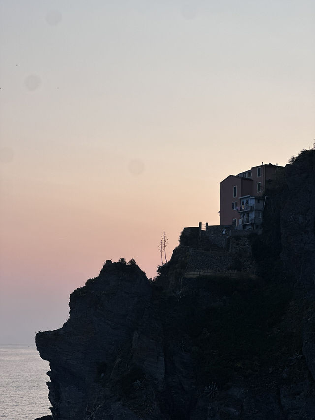🌊 Manarola – The Colorful Jewel of Cinque Terre! 🇮🇹✨