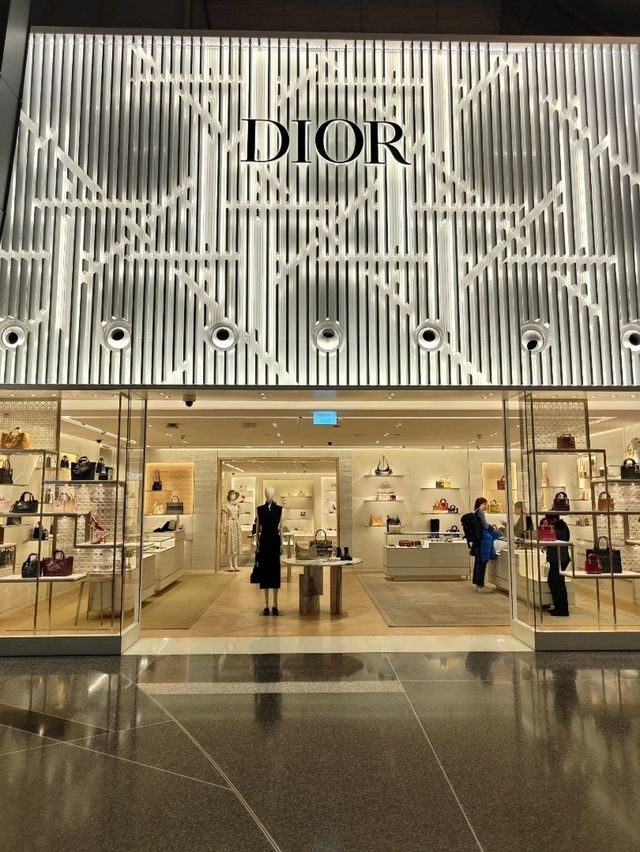 “A Transit of Silk and Gold: Luxury Shopping at Hamad International Airport”
