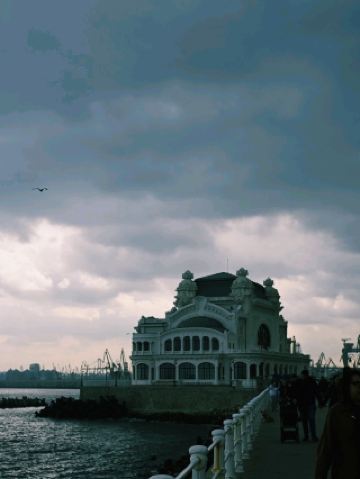 Романтическое очарование румынского побережья: волны и меланхоличные дни