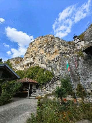 อารามบาสาร์โบโว: สถานที่ศักดิ์สิทธิ์บนโขดหินที่ซ่อนเร้นของบัลแกเรีย 🕊️🌞