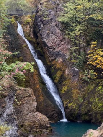 🌿 การผจญภัยในเปจา โคโซโว: น้ำตก ถ้ำ และความงามตามธรรมชาติ 🏞️