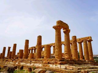 #冬日之旅 踏入神殿谷，感受古老輝煌🌅🏛️

在神殿谷，體驗西西里島的傳奇歷史。宏偉的希臘遺址坐落在金色的山丘上，歷史、美景和神秘氣息完美融合，是文化愛好者和攝影愛好者的天堂！

🗺️ 行程安排及必遊項目：

建議儘早抵達，避開人潮和夏日酷暑－神殿谷早上8:30開放！首先參觀康科迪亞神廟，它是世界上最精美的希臘神廟之一。之後，沿著全景山脊漫步，途經朱諾神殿、赫拉克勒斯神廟，以及宙斯神殿中令人震撼的倒塌巨人。建議預留2-3小時，盡情情緒受古老的氣氛和橄欖樹林的魅力。

📸 絕佳拍照角度：

清晨，在橄欖樹的環繞下，康科迪亞神廟沐浴在溫暖的金色陽光下，拍攝日出美景，感受陽光灑落在石頭上的獨特魅力，同時避開擁擠的人潮，絕對是經典之選。日落時分，朱諾神殿的景色更是美不勝收，色彩絢麗奪目。千萬別錯過康科迪亞神廟附近那尊巨大的伊卡洛斯雕像，拍出獨特、令人難忘的照片！

💡 實用遊覽小秘訣：

建議穿著舒適的步行鞋——步道崎嶇不平，而且遊覽範圍較大。遮蔭處稀少，因此帽子和防曬霜必不可少，尤其是在夏季。建議攜帶飲用水和零食；遺址內的咖啡館設施簡陋，而且經常人滿為患。門票價格為15歐元，最後入場時間為晚上7點。

⚠️ 重要注意事項：

中午時分氣溫較高，建議儘早前往。部分遺址禁止近距離拍攝－請尊重相關規定。注意腳下，尤其是在古老的石頭和崎嶇不平的小路附近。

#阿格里真托 #神廟谷 #西西里島旅遊 #古代遺址 #義大利旅遊小秘訣