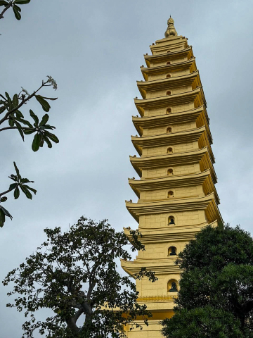 ニャチャン最大の秘境を発見：山頂にそびえる黄金の仏塔 。 | Trip.com