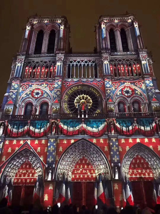 探秘《聖母之心》：巴黎聖母院燈光秀