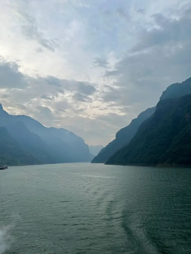 Experience the Three Gorges cruise on the Huaxia Goddess 3 upstream itinerary