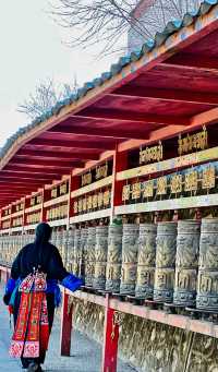 藏語稱“衮本賢巴林”，意為“十萬獅子吼佛像的彌勒寺”