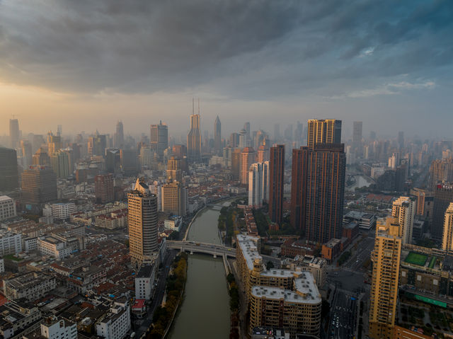 Upon the Suzhou River, the Shanghai Suning Bellagio Hotel with an exceptional view.