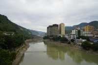 泸水市地處橫斷山脈縱谷地帶，境內雄奇險秀的峽谷山川