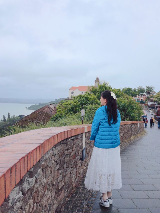 童話小鎮巴拉頓湖蒂豪尼半島，輕盈著雨霧浪漫拉滿！