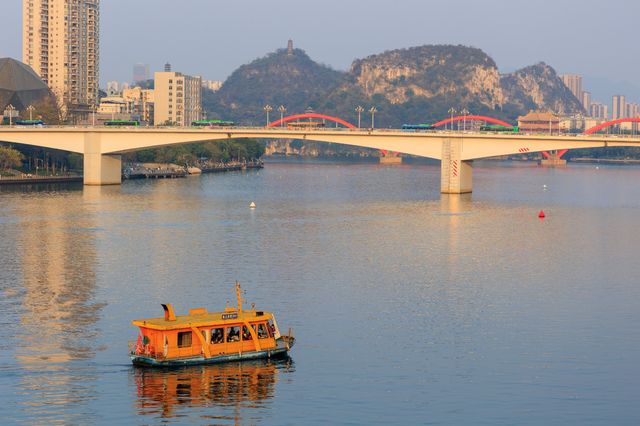 柳州絕對是性價比高的旅遊城市！可愛的公交船每天都很忙碌