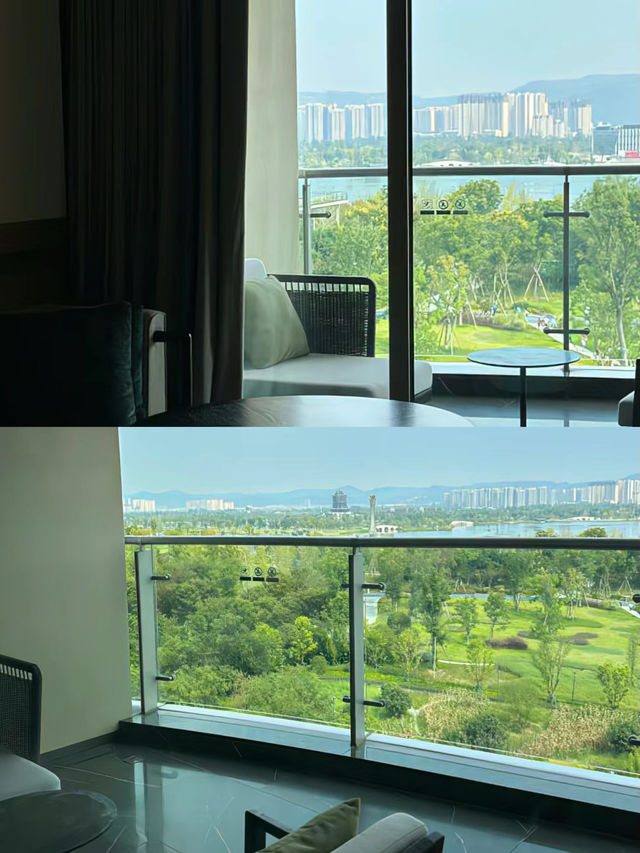 酒店房間的開放陽台也可以飽覽東安湖美景