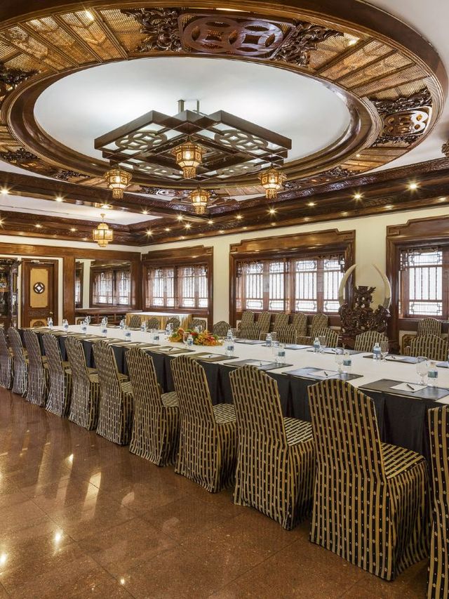 🌟 Unwind in Ho Chi Minh's Historic Rex Hotel 🌆✨