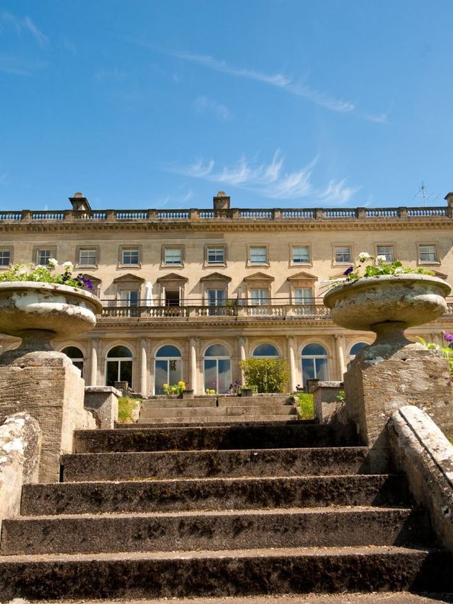 🏨✨ Cheltenham's Chic Sleeps: Cowley Manor Highlights! ✨🏨