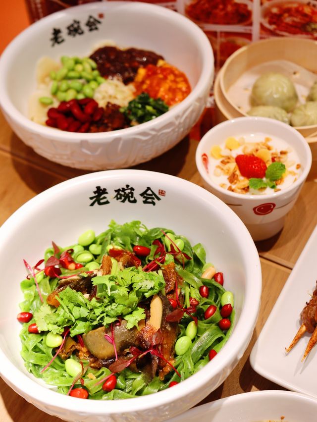 佛山新開的餐廳,提供比臉還大的biangbiang面。