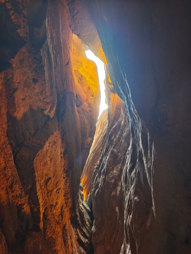 西南界洞峡群風景區。