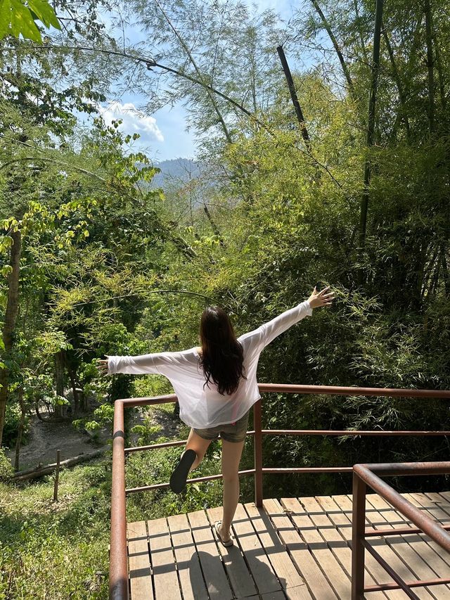 黏黏瀑布一日遊在山裡開心當嗎喽