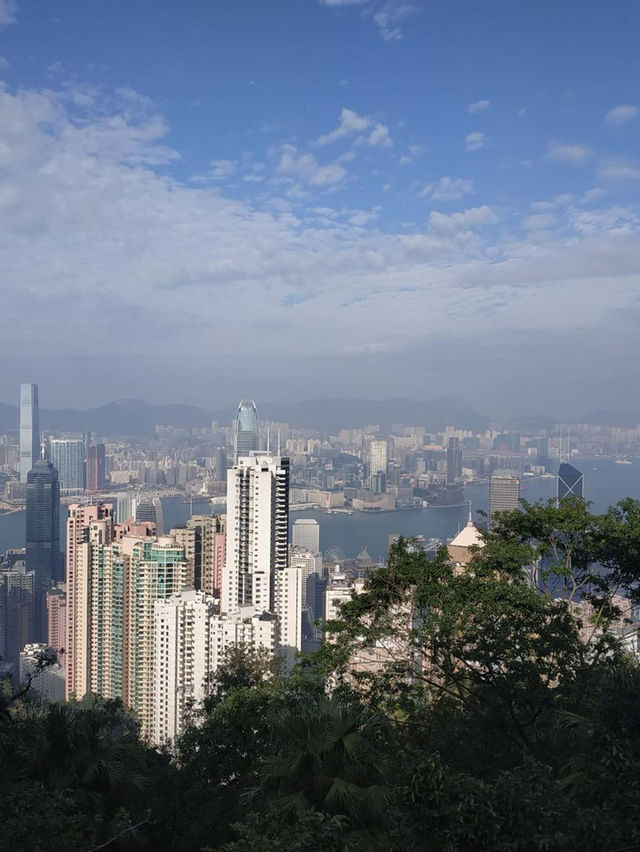 🌃 Hong Kong: A City of Contrasts 🏙️   