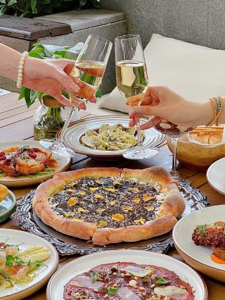 Italian-style Pizzeria S by the yacht dock in North Bund