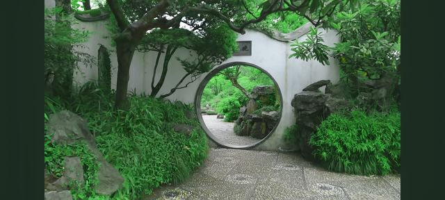 漫步蘇州園林：一場穿越千年的美學盛宴   踏入蘇州園林，彷彿打開了一本塵封的古籍，每一頁都書寫著東方