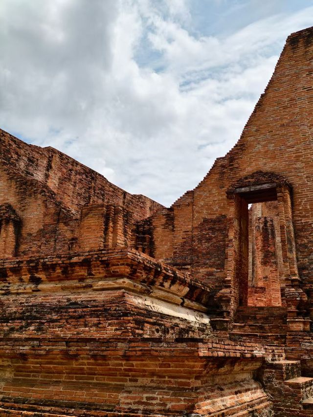 樹抱佛頭：暹羅的「永恆微笑」 地點：瑪哈泰寺（Wat Mahathat） 傳奇故事： 1767年