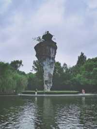 在江南水鄉的紹興，柯岩景區是一處如詩如畫的地方。整個景區包含柯岩景區、鑑湖和魯鎮。 踏入柯岩，映入眼