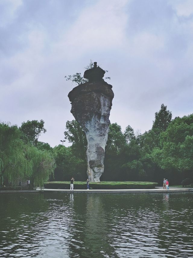 在江南水鄉的紹興，柯岩景區是一處如詩如畫的地方。整個景區包含柯岩景區、鑑湖和魯鎮。 踏入柯岩，映入眼