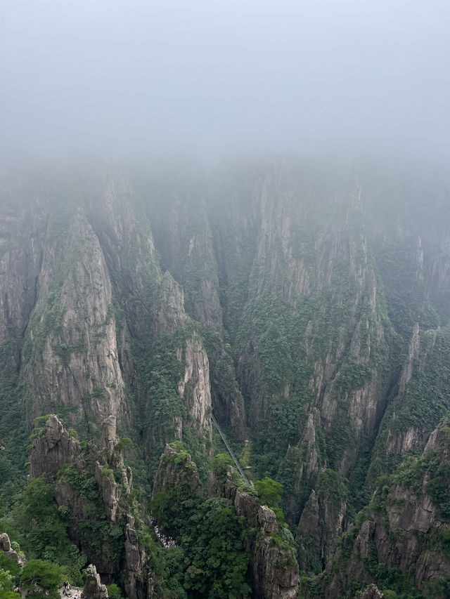 🇨🇳 Breathing the Clouds — A Journey Through Huangshan Mountain