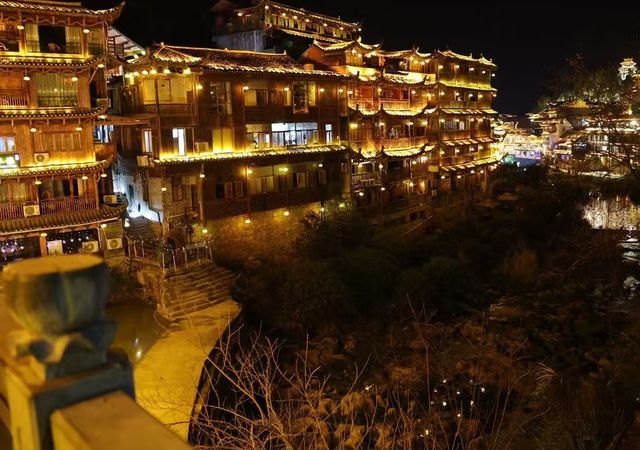 不踩雷攻略 遊芙蓉鎮怎麼玩才值回票價？這份白天+夜景全記錄