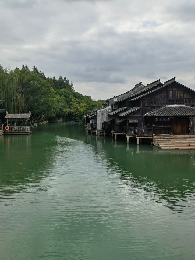 搖櫓舟聽雨眠！桐鄉烏鎮48h吃逛拍全攻略  煙雨江南的終極打開方式！ 青瓦白牆、石板巷弄