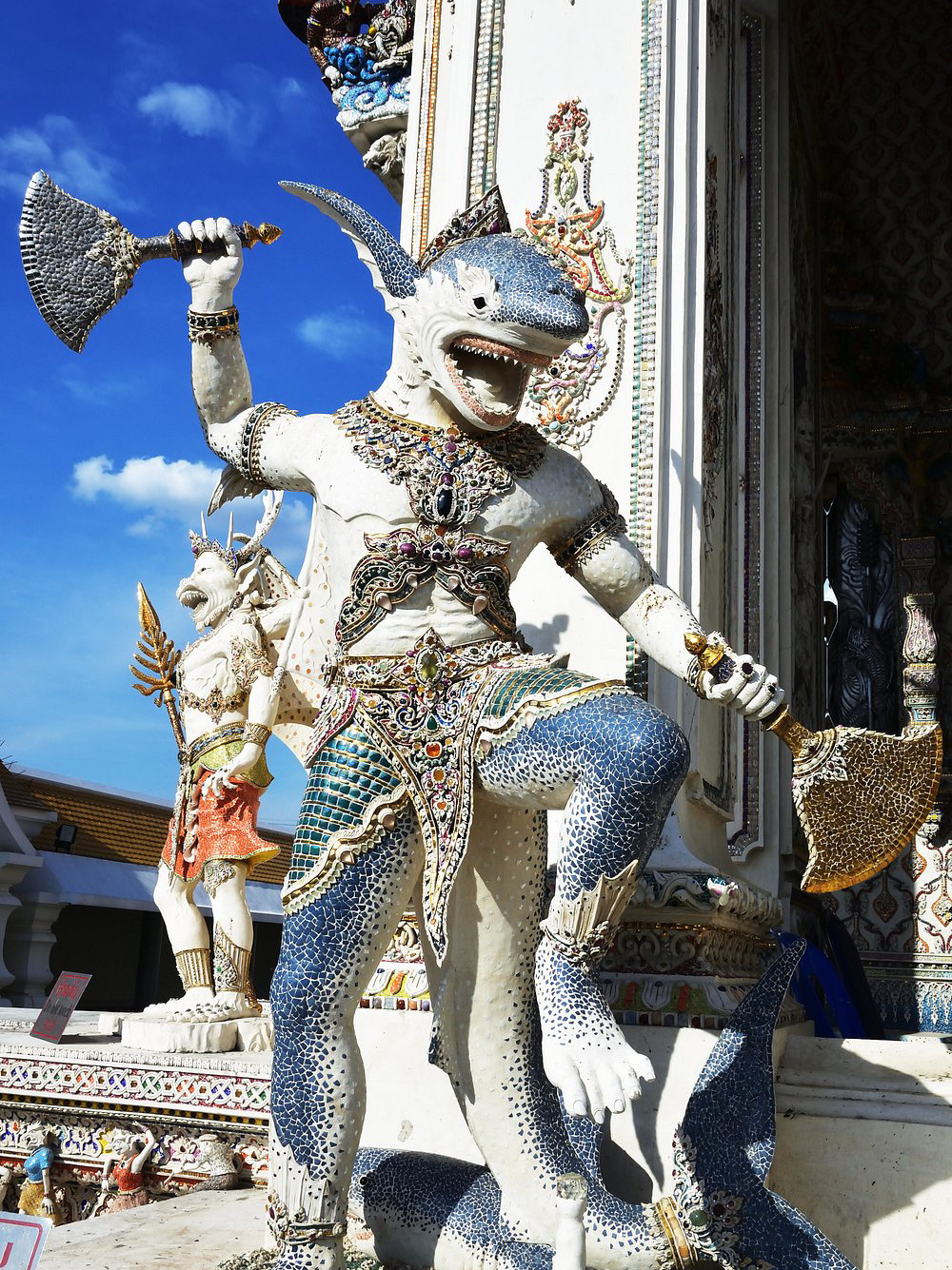 Bangkok adalah kota yang penuh kejutan, menggabungkan gedung pencakar langit modern dengan tradisi kuno. Mari kita keluar dari jalur biasa dan menjelajahi pengalaman-pengalaman unik yang mengungkap sejarah kaya dan semangat eksentrik kota ini.
Dari kuburan pesawat hingga restoran bertema kondom, panduan ini mengungkapkan 10 aktivitas unik dan tidak biasa yang ideal untuk jiwa petualang yang mencari perspektif segar tentang kota dinamis ini. Mari kita jelajahi keseruannya!

1️⃣ Kuburan Pesawat
➜ Apa Itu
Sebuah lapangan terbuka luas yang dipenuhi pesawat yang sudah tidak digunakan, termasuk Boeing 747 dan MD-82, yang terletak di sepanjang Jalan Ramkhamhaeng di lingkungan Hua Mak, Bangkok timur (dekat Wat Sri Bun Ruang, dapat diakses melalui perahu kanal Khlong Saen Saep ke Wat Sri Boonrueng Pier).
➜ Mengapa Seru
Memasuki badan pesawat dan kokpit yang sudah kosong terasa seperti petualangan pasca-apokaliptik, sempurna untuk penjelajah urban dan fotografer yang ingin menangkap relik-relik penuh grafiti di tengah rumput liar.
➜ Ceritanya
Pesawat-pesawat ini ditinggalkan pada tahun 2010-an setelah seorang pengusaha mengambil bagian-bagiannya untuk dijual sebagai besi tua, menjadikan lokasi ini sebagai rumah sementara bagi keluarga lokal; tempat ini menjadi terkenal di kalangan pencari sensasi pada pertengahan 2010-an, melambangkan perubahan urban Bangkok yang cepat dan mimpi-mimpi industri yang terlupakan.
🔴 Catatan Keamanan: Bayar biaya masuk kecil (sekitar 200 baht) kepada penduduk setempat; hindari memanjat struktur yang tidak stabil; datanglah bersama kelompok; dan kunjungi pada siang hari untuk menghindari bahaya seperti logam tajam.

2️⃣ Wat Pariwat (Kuil David Beckham)
➜ Apa Itu
Sebuah kuil Buddha di 2-67 Jalan Rama III, distrik Yan Nawa (dekat Stasiun BRT Wat Pariwat), yang menampilkan mural dan patung yang menggabungkan seni tradisional Thailand dengan ikon pop global.
➜ Mengapa Seru
Menemukan David Beckham berlapis emas, Pikachu, Superman, dan Einstein di antara patung Buddha suci memberikan pengalaman penemuan yang menyenangkan, menawarkan perpaduan budaya yang unik untuk berfoto dan refleksi ringan.
➜ Ceritanya
Dibangun pada tahun 1910-an hingga 1920-an dan diperbarui pada tahun 1990-an oleh seorang biksu penggemar Manchester United untuk menarik generasi muda, kuil ini menggabungkan pengabdian kuno dengan pahlawan modern, mencerminkan perpaduan spiritualitas dan pengaruh global Bangkok yang terus berkembang.

3️⃣ Museum Forensik Siriraj
➜ Apa Itu
Koleksi pameran medis di dalam Rumah Sakit Siriraj di 2 Jalan Wanglang, Bangkok Noi (Perahu Ekspres Chao Phraya ke Wang Lang Pier N10), termasuk spesimen yang diawetkan dan artefak forensik.
➜ Mengapa Seru
Pameran yang menyeramkan—seperti mumi pembunuh berantai dan janin cacat—memberikan sensasi mendidik yang mendebarkan, ideal untuk penggemar kejahatan sejati yang ingin mendalami anatomi manusia dan sejarah yang aneh.
➜ Ceritanya
Didirikan pada tahun 1888 sebagai bagian dari rumah sakit tertua di Thailand, museum ini berkembang dari koleksi ahli patologi forensik Songkran Niyomsane pada pertengahan abad ke-20; pameran dari bencana seperti tsunami 2004 menyoroti evolusi medis Bangkok dan kemajuan kesehatan masyarakat.
🔴 Catatan: Tidak cocok untuk yang lemah hati atau anak-anak; tidak diperbolehkan memotret di area sensitif.

4️⃣ Kuil Hantu Mae Nak
➜ Apa Itu
Sebuah kuil menyeramkan untuk menghormati hantu legendaris Mae Nak di dalam kuil Wat Mahabut di 864 Jalan Rama IV, distrik Suan Luang (Stasiun MRT Sukhumvit, Keluar 2, lalu berjalan kaki singkat).
➜ Mengapa Seru
Berdoa dengan bisikan di tengah lilin yang berkedip dan mural menyeramkan menawarkan ritual cerita rakyat yang memacu adrenalin, menggabungkan sensasi dengan rasa ingin tahu budaya bagi penggemar hantu yang mencari sensasi supranatural.
➜ Ceritanya
Terinspirasi oleh cerita rakyat abad ke-19 tentang seorang istri setia yang meninggal saat melahirkan tetapi menghantui suaminya sebagai roh pendendam, kuil ini didirikan pada tahun 1930-an untuk menenangkan jiwanya; kuil ini menarik penduduk lokal untuk mendapatkan jimat pelindung, mewujudkan kepercayaan animisme yang mendalam di Bangkok dan cerita hantu sinematik, termasuk adaptasi film tahun 1999.

5️⃣ Sup Setengah Abad Wattana Panich
➜ Apa Itu
Sebuah warung mie legendaris di 85 Jalan Phaya Thai, distrik Ratchathewi (dekat Stasiun BTS Ratchathewi, Keluar 1), yang menyajikan sup daging sapi dari satu panci yang telah mendidih tanpa henti sejak tahun 1970-an.
➜ Mengapa Seru
Menikmati semangkuk sup dari kaldu kuno yang terus diisi ulang terasa seperti perjalanan waktu melalui rasa, dengan kedalaman umami yang kaya menawarkan ritual kuliner unik yang sama-sama pelajaran sejarah dan kenyamanan yang mengenyangkan.
➜ Ceritanya
Dimulai pada tahun 1978 oleh pemilik Suad Kaewsom, panci besi besar berisi sup daging sapi neua tune ini tidak pernah dikosongkan, hanya diisi ulang dengan bahan-bahan segar setiap hari; kini lebih dari 45 tahun di bawah pengelolaan keluarga, warung ini menangkap inovasi makanan jalanan Bangkok yang abadi dan keajaiban sederhana dari ketekunan generasi.
Tip: Datanglah lebih awal untuk menghindari keramaian makan siang; tersedia pilihan vegetarian, tetapi bintang utamanya adalah daging sapi.

6️⃣ Museum Erawan
➜ Apa Itu
Sebuah museum surreal di dalam patung gajah berkepala tiga seberat 250 ton di 99/9 Moo 1, Jalan Sukhumvit, Bang Muang Mai, Samut Prakan (Stasiun BTS Chang Erawan, Keluar 3).
➜ Mengapa Seru
Memasuki perut gajah mengungkapkan karya seni kosmik dan artefak, menggabungkan mitologi dengan keunikan untuk perjalanan fantastis yang layak difoto melalui kosmologi Thailand.
➜ Ceritanya
Dibangun pada tahun 2003 oleh kolektor barang antik Lek Viriyaphant untuk melestarikan warisan budaya, gajah ini mewakili Erawan mitos dari cerita Hindu; museum ini menyimpan vas Ming dan relik Buddha, menampilkan warisan seni Bangkok.

7️⃣ Rumah Seniman (Khlong Bang Luang)
➜ Apa Itu
Sebuah rumah kayu yang dipugar menjadi pusat seni di sepanjang Kanal Bangkok Yai di Thonburi (Stasiun MRT Bang Phai, Keluar 4, lalu naik ojek ke Wat Kamphaeng Bang Chak).
➜ Mengapa Seru
Pertunjukan boneka akhir pekan, galeri, dan kafe di tepi kanal menawarkan pelarian kreatif, dengan lokakarya langsung dan memberi makan ikan untuk suasana yang imersif dan berbasis komunitas.
➜ Ceritanya
Berusia lebih dari 200 tahun, bekas kediaman bangsawan ini menjadi kolektif seniman pada tahun 1990-an untuk menghidupkan kembali kerajinan tradisional; tempat ini melestarikan kehidupan kanal di tengah urbanisasi Bangkok dan menyelenggarakan pertunjukan Hun Lakorn Lek gratis.

8️⃣ Kafe Unicorn
➜ Apa Itu
Sebuah restoran bertema pelangi di 44/1 Soi Sathon 8, Silom, Bang Rak (Stasiun BTS Chong Nonsi, Keluar 2, lalu berjalan kaki 5 menit).
➜ Mengapa Seru
Menikmati kue pastel dan minuman berkilauan sambil mengenakan onesie unicorn di tengah mainan mewah menciptakan fantasi manis yang layak diunggah di Instagram untuk pelarian yang menyenangkan.
➜ Ceritanya
Dibuka pada pertengahan 2010-an sebagai tempat trendi yang mengikuti tren unicorn, kafe ini mengadopsi budaya kawaii global dan telah berkembang menjadi sensasi media sosial, menangkap pelukan Bangkok terhadap pengalaman makan bertema yang unik.

9️⃣ Toko Vintage Papaya
➜ Apa Itu
Sebuah gudang besar di 306/1 Soi Lat Phrao 55/2, Wang Thonglang (naik taksi dari Stasiun MRT Lat Phrao, sekitar 10 menit).
➜ Mengapa Seru
Menavigasi lorong-lorong penuh barang aneh—seperti patung Jar Jar Binks seukuran manusia atau jukebox vintage—terasa seperti perburuan harta karun, sempurna untuk kolektor dan fotografer.
➜ Ceritanya
Dimulai lebih dari 25 tahun yang lalu oleh pemilik Mr. Tong sebagai koleksi pribadi, tempat ini berkembang menjadi emporium 4 lantai memorabilia tahun 1960-an hingga 1980-an; kini menjadi favorit studio foto, tempat ini melestarikan budaya pop di tengah modernisasi Bangkok.

💥Siap menjelajahi sudut-sudut paling unik di Bangkok? Petualangan ini menanti—bagikan favorit Anda!