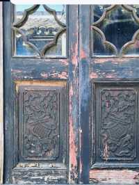 唐代楊氏家族在此修建的橋樑，連接南北，成為古鎮的象徵