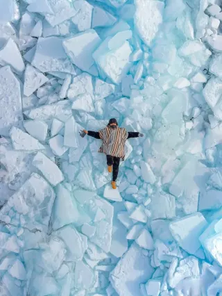 Winter at Sailimu Lake is like a pure white film