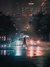 橫濱港未來21|賽博朋克夜雨迷情霓虹與雨滴的絕美交響曲