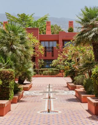 โรงแรมริทซ์-คาร์ลตันสีชมพูแห่งเดียวในโลก ปราสาทในฝันของบาร์บี้ในชีวิตจริง