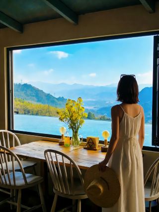 구름 속에서 살고, 몽상에 잠기고, 산을 바라보며, 그저 한가롭게 시간을 보내세요...