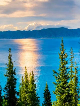 セリム湖の青さに酔いしれる