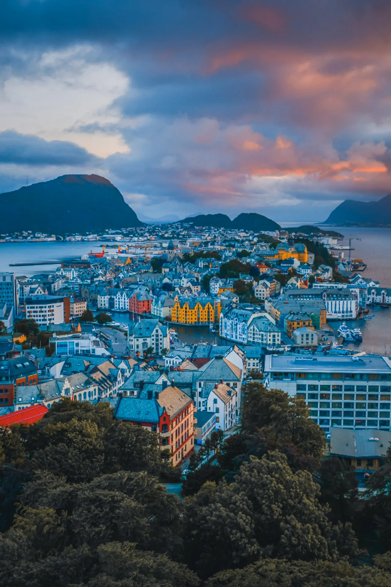 A fairy-tale town in the fjord, the rebirth of Art Nouveau beauty