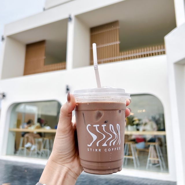 STIRR Coffee ร้านคาเฟ่วิวทะเล ริมหาดแสงจันทร์
