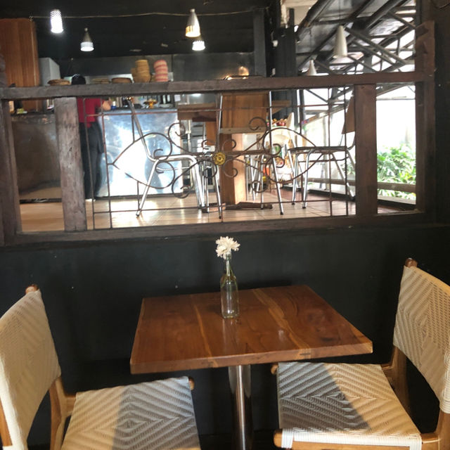 來峇里島「十大必吃餐廳」之一，喝杯新鮮果汁冰沙，大杯爽快：Warung Mina Legian