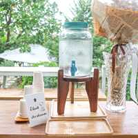 จิบกาแฟรับลมชิลๆ ที่คาเฟ่วิวโค้งแม่น้ำ