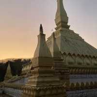 燦然と輝く黄金の仏塔　Samakkhixay Stupa